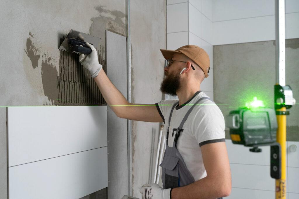 Albañil cambiando la pared del baño